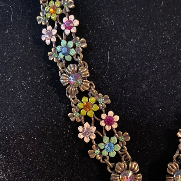 Gorgeous Floral Necklace - Picture 2 of 3